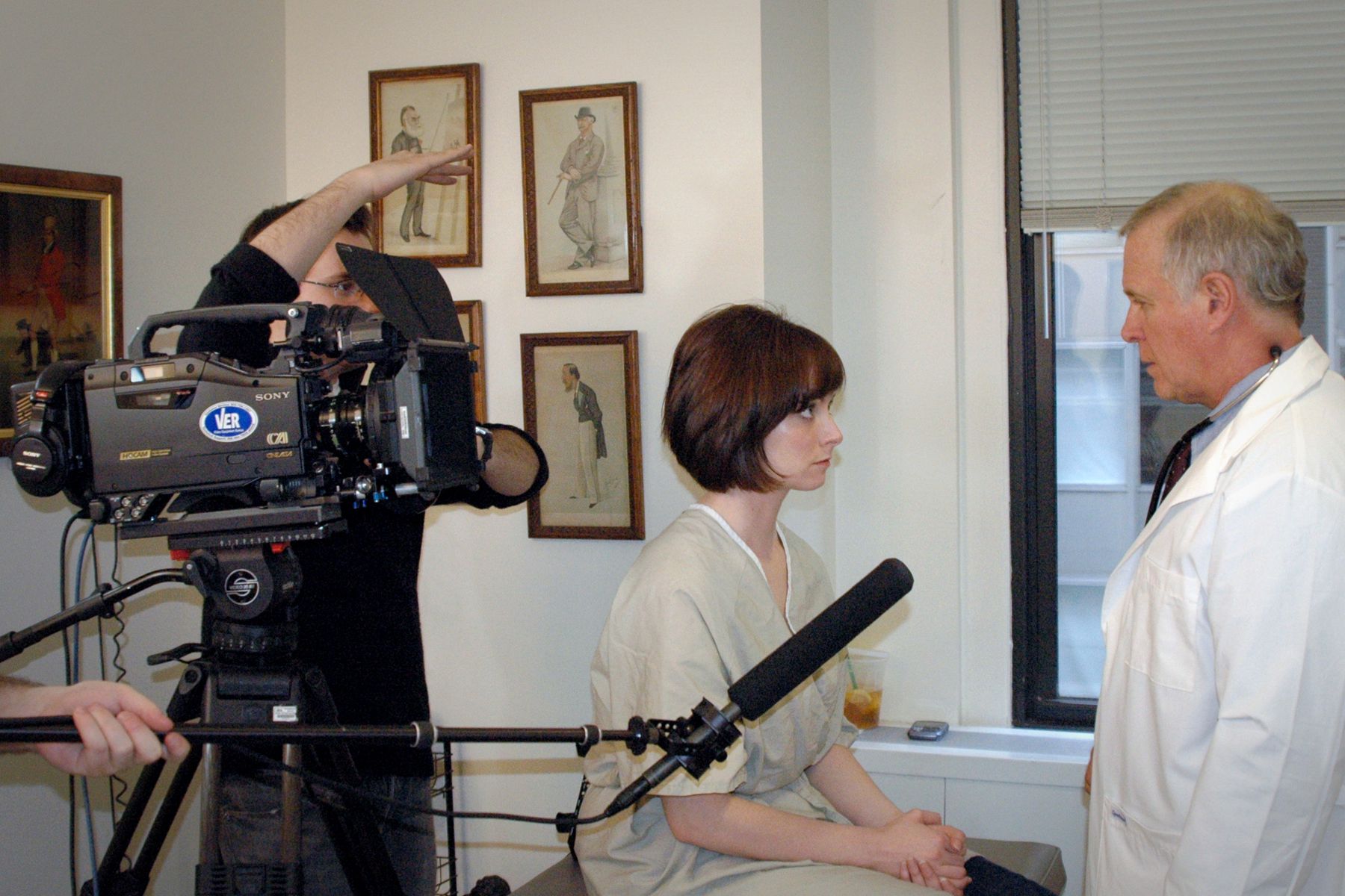 Carlos Ferrer operating the camera on the set of Retina